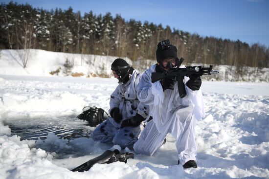 Занятие по боевой подготовке пловцов спецназа Росгвардии
