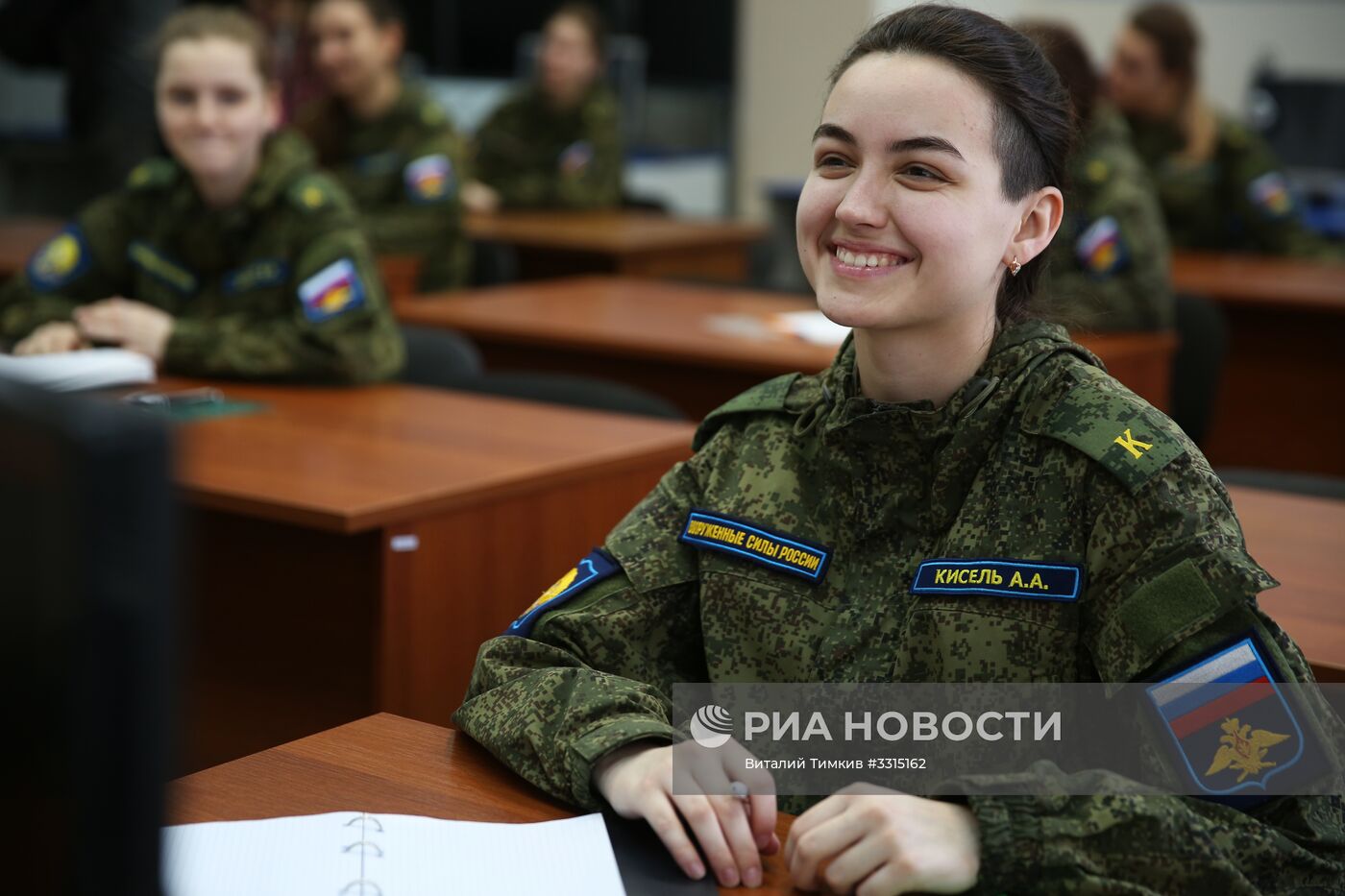 Подготовка девушек-курсантов в Краснодарском высшем военном авиационном училище