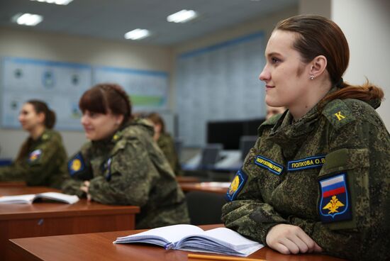 Подготовка девушек-курсантов в Краснодарском высшем военном авиационном училище