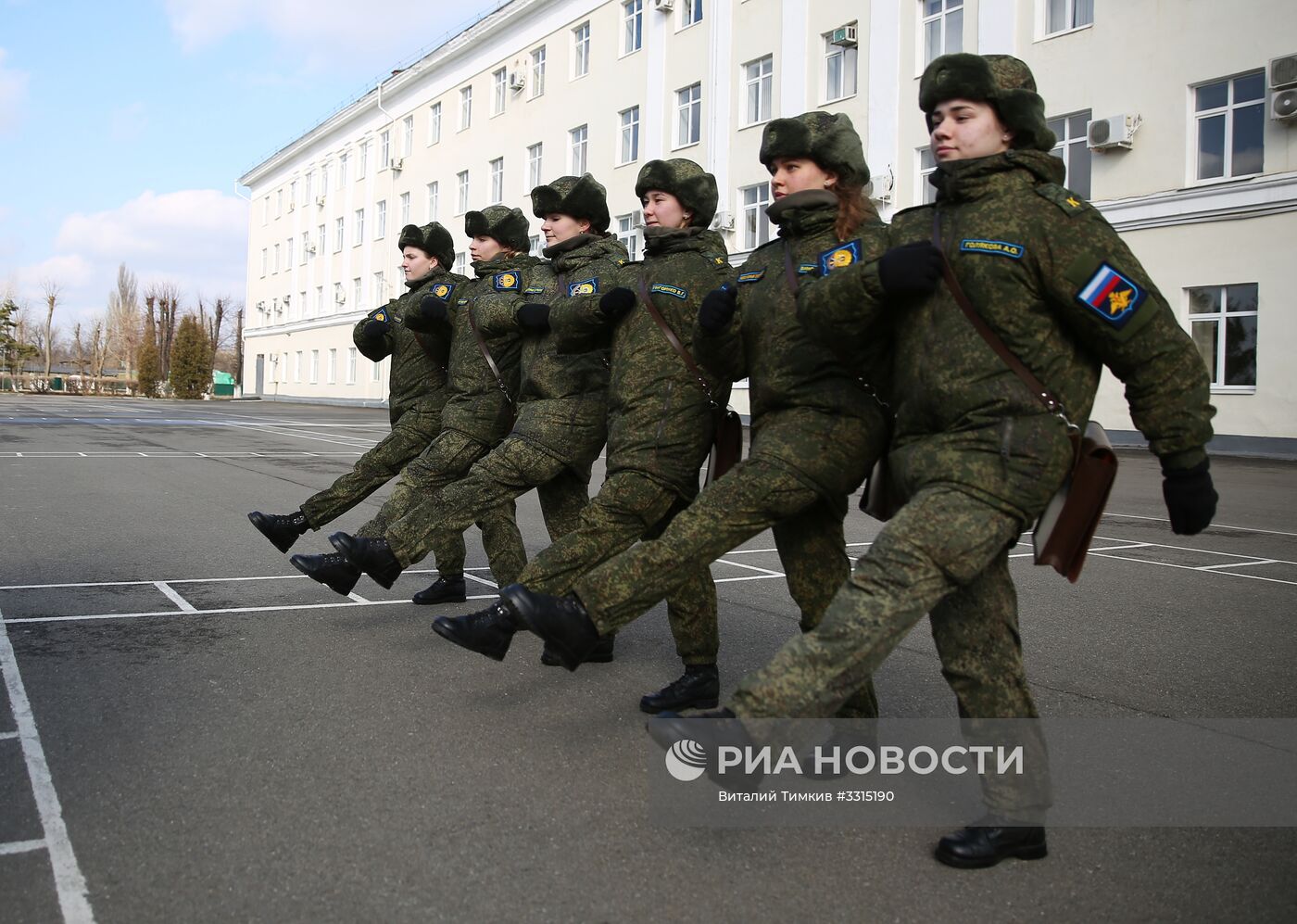 Подготовка девушек-курсантов в Краснодарском высшем военном авиационном училище