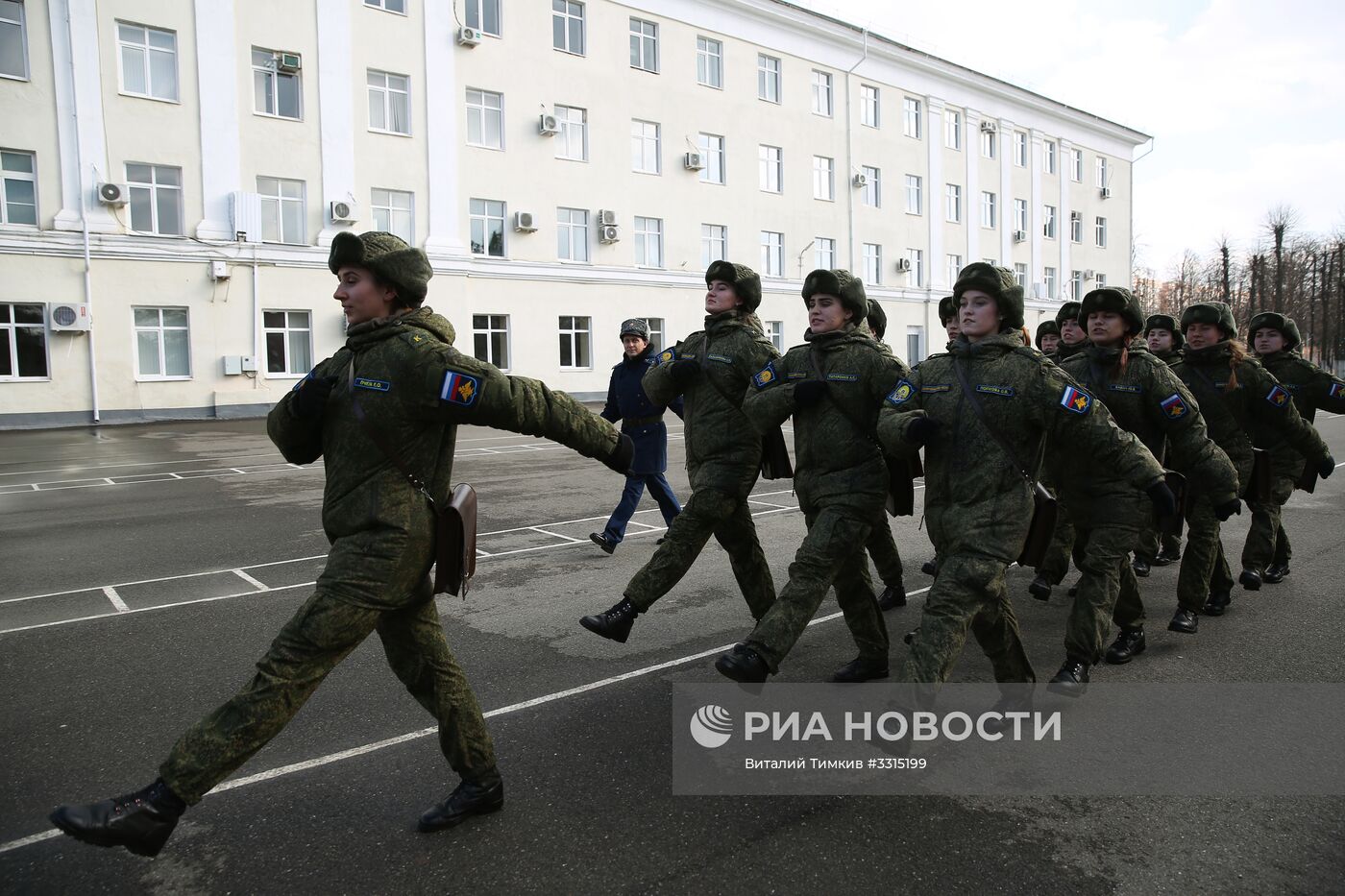 Подготовка девушек-курсантов в Краснодарском высшем военном авиационном училище