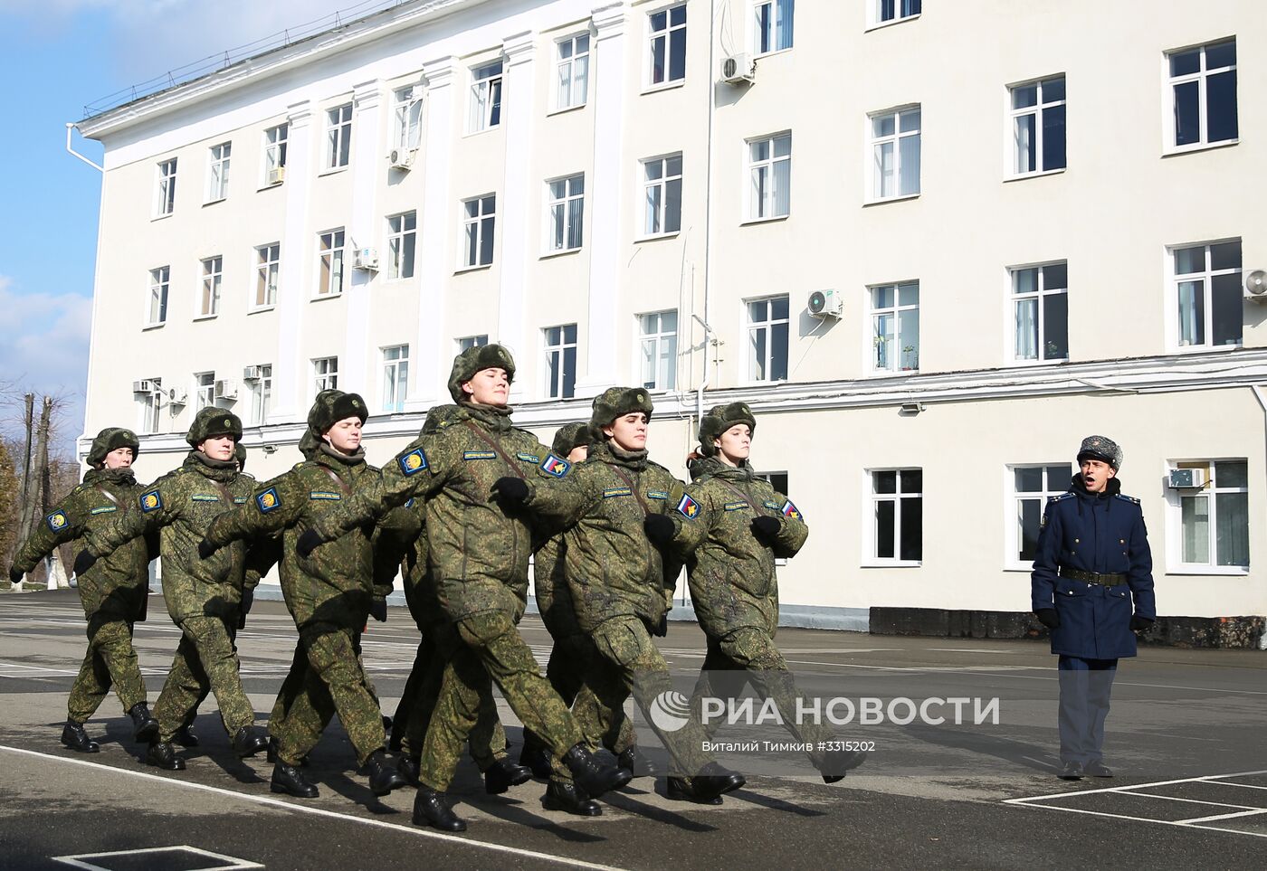 Подготовка девушек-курсантов в Краснодарском высшем военном авиационном училище