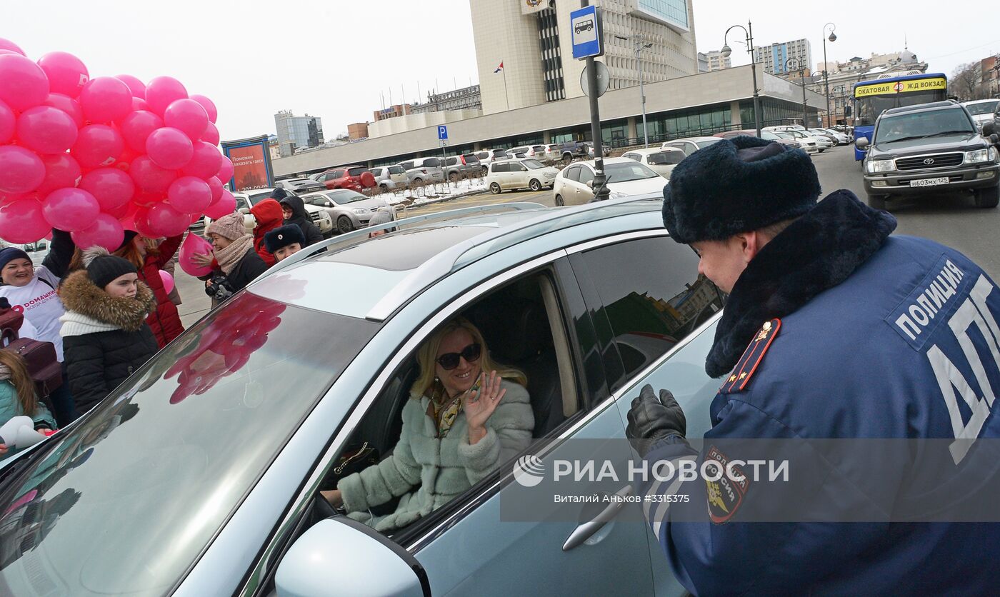 Поздравление женщин-водителей с 8 Марта во Владивостоке | РИА Новости  Медиабанк