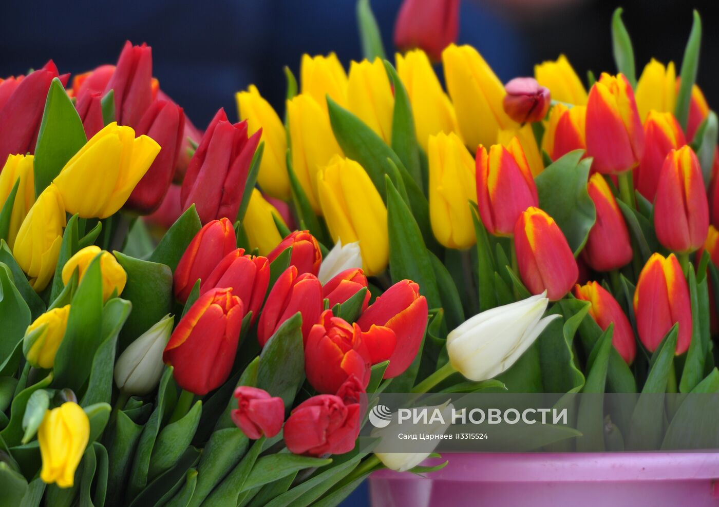 Подготовка к празднованию 8 Марта в городах России