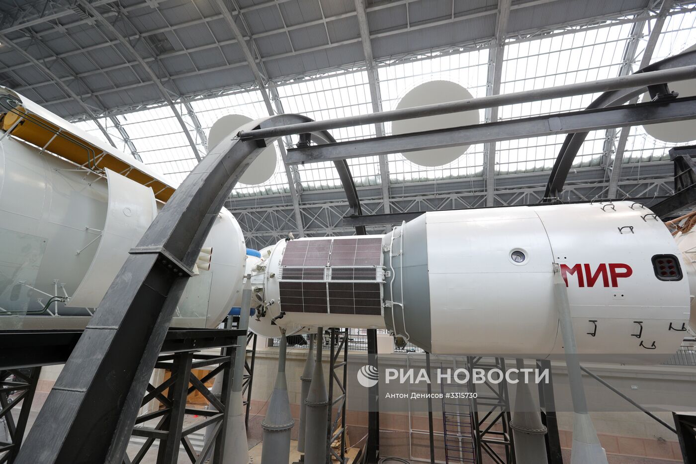 Экспозиция Центра "Космонавтика и авиация" в павильоне "Космос" на ВДНХ