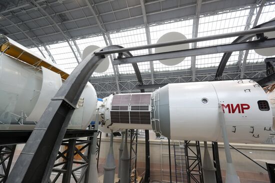 Экспозиция Центра "Космонавтика и авиация" в павильоне "Космос" на ВДНХ