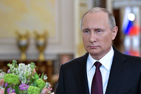 Президент РФ В. Путин поздравил российских женщин с праздником – Международным женским днём