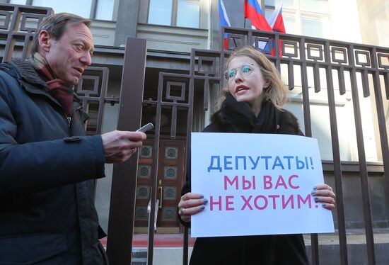 Кандидат в президенты РФ К. Собчак провела одиночный пикет у Госдумы РФ