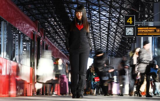 "Неженская" профессия. Помощник машиниста электропоезда Юлия Юрова