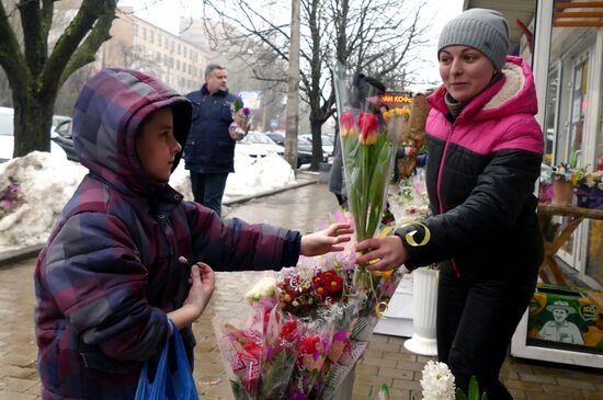 Празднование Международного женского дня в Донецке