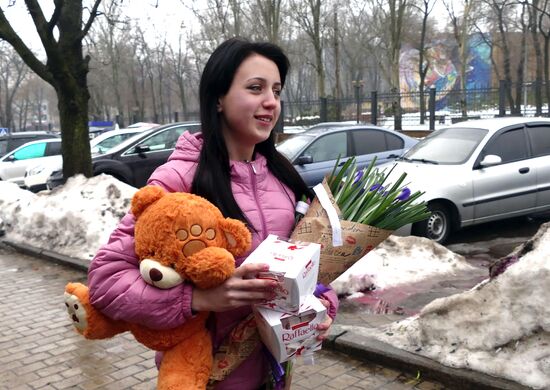 Празднование Международного женского дня в Донецке