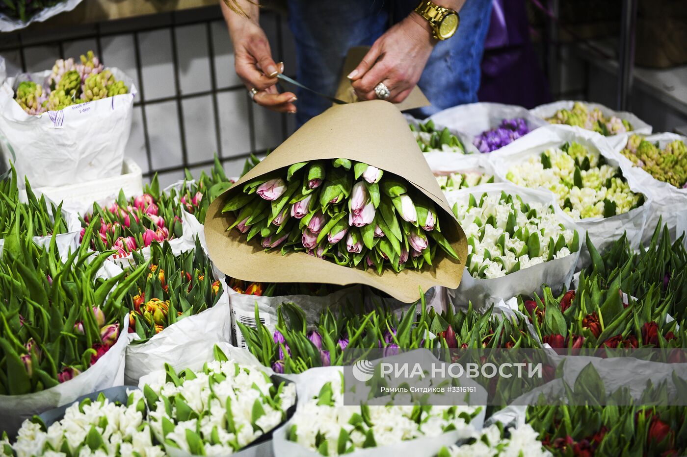 Продажа цветов в Международный женский день