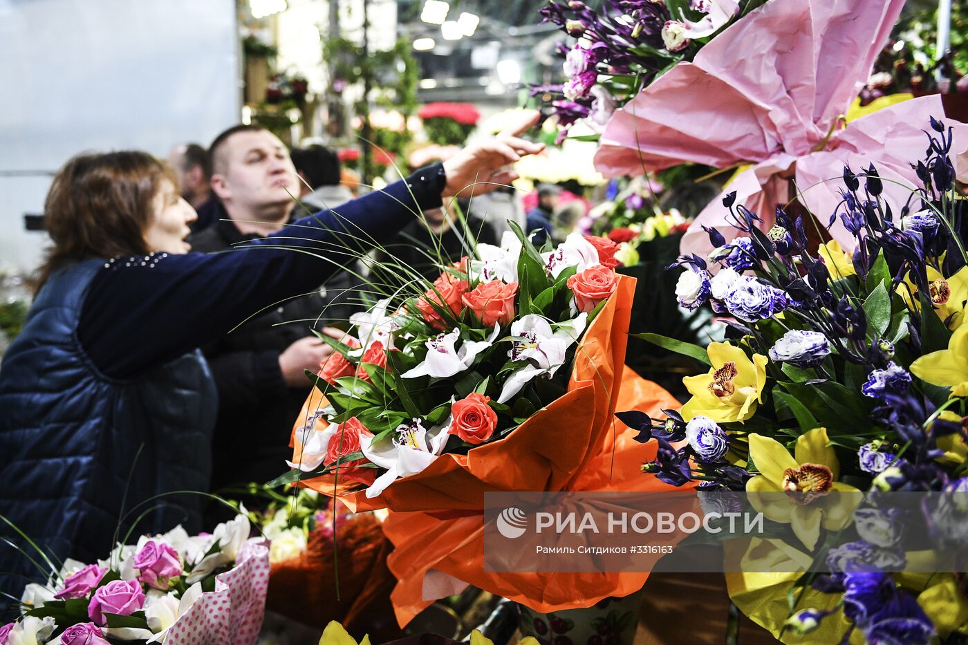 Продажа цветов в Международный женский день