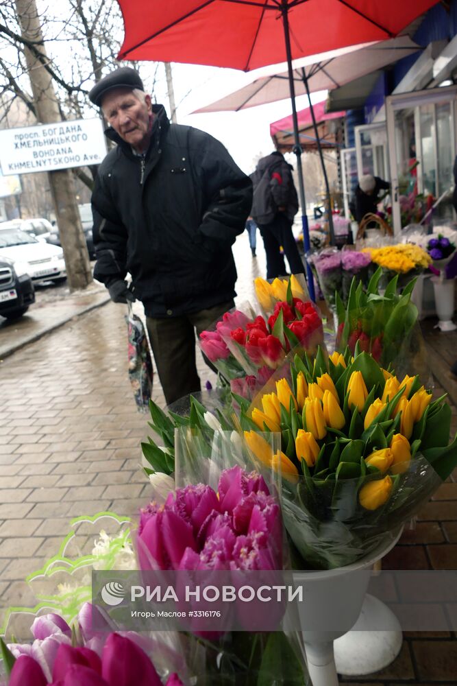 Празднование Международного женского дня в Донецке