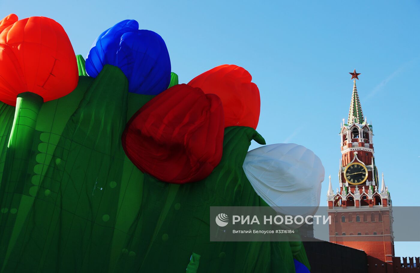 Воздушный шар в виде букета тюльпанов в Москве