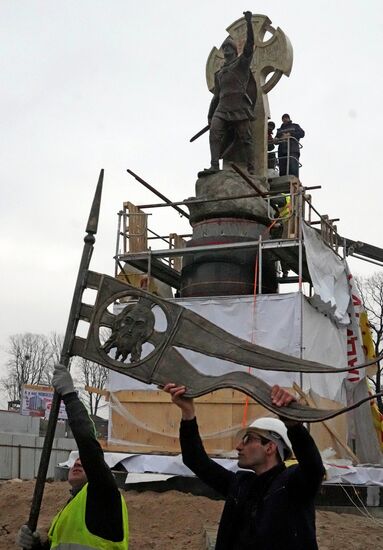 Установка памятника Александру Невскому в Калининграде