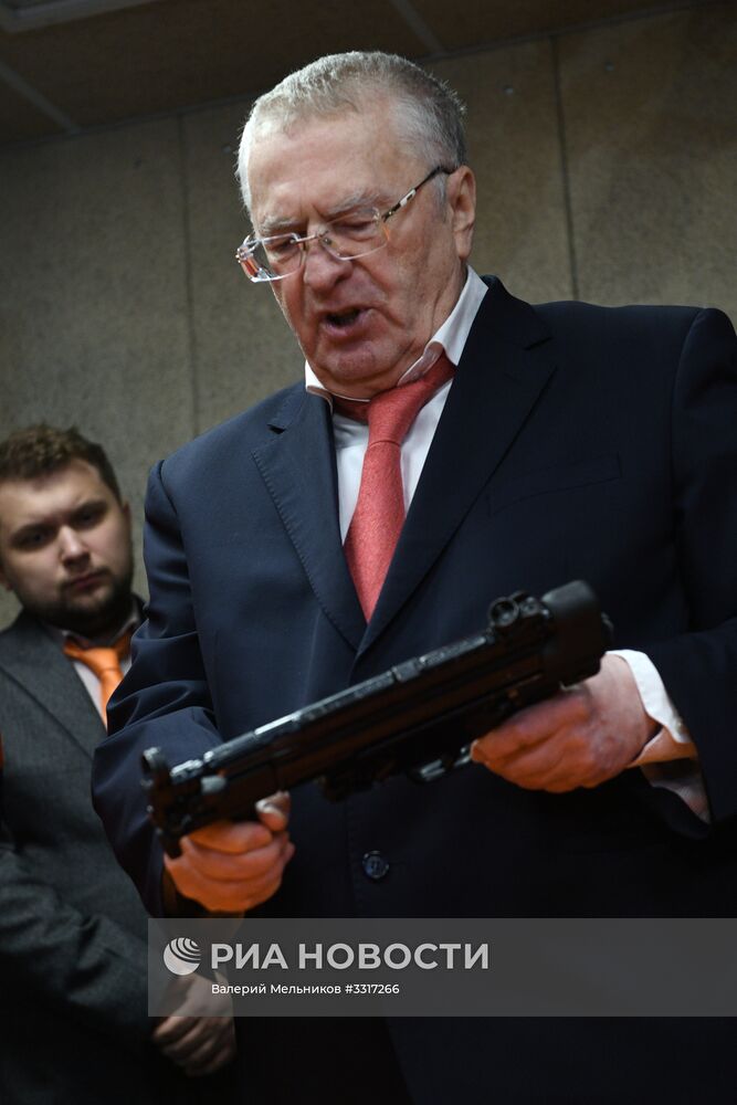 Кандидат в президенты РФ В. Жириновский посетил стрелковый клуб "Гепард"