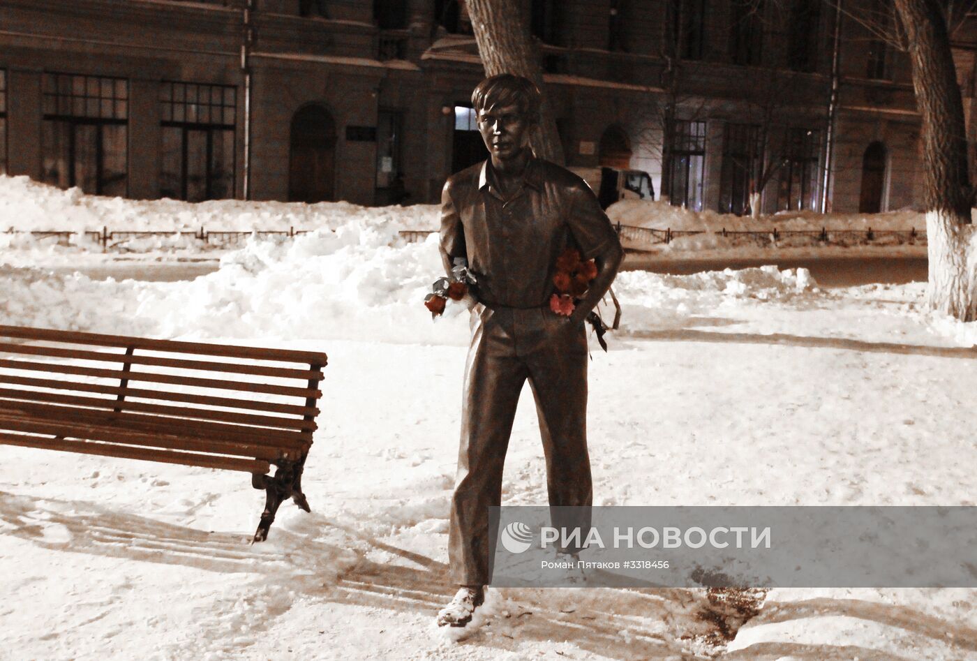 Жители Саратова несут цветы к памятнику актеру Олегу Табакову