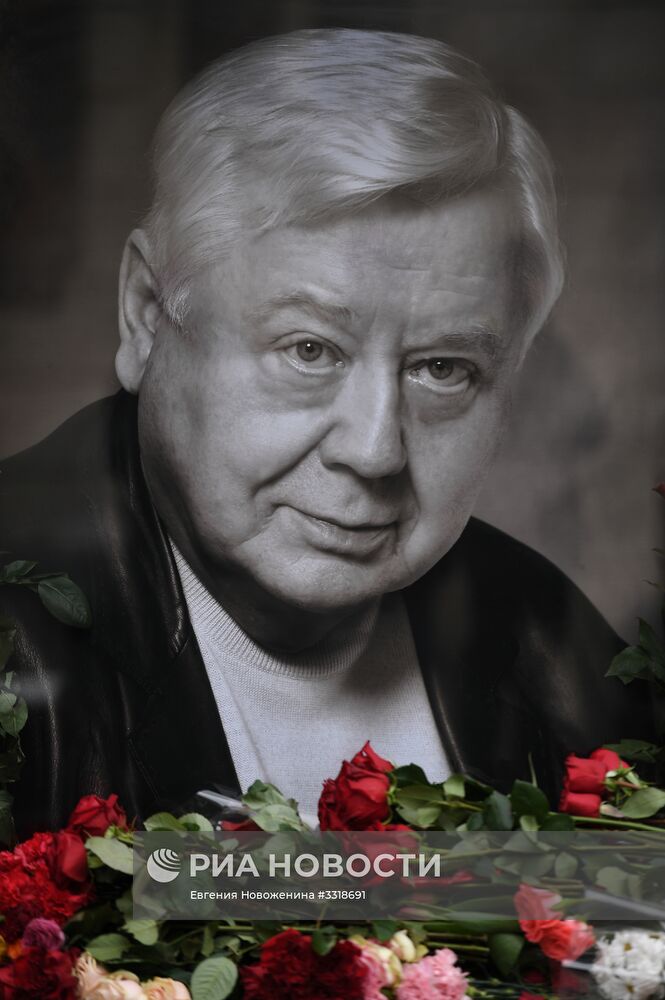 Москвичи несут цветы в память об Олеге Табакове