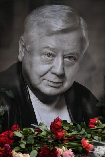 Москвичи несут цветы в память об Олеге Табакове