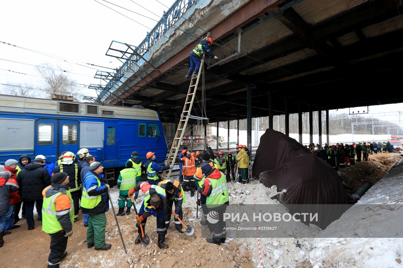 Электричка столкнулась с трактором на северо-востоке Москвы