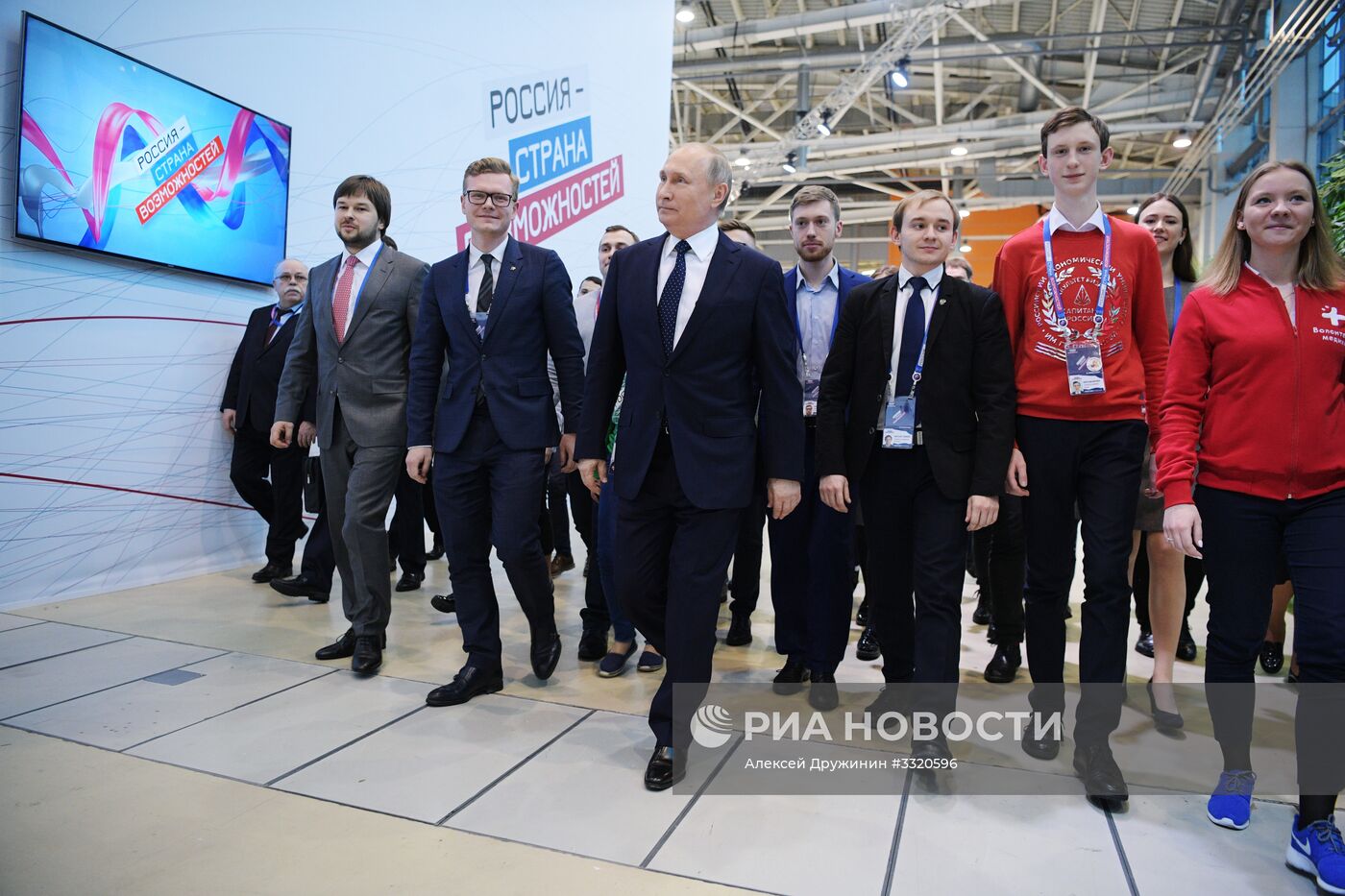 Президент РФ В. Путин принял участие в работе форума "Россия – страна возможностей"