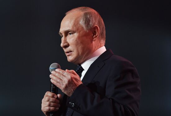 Президент РФ В. Путин принял участие в работе форума "Россия – страна возможностей"