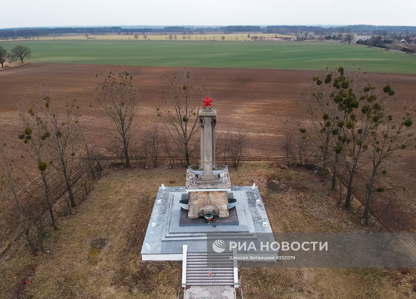 Памятники советским солдатам в Польше