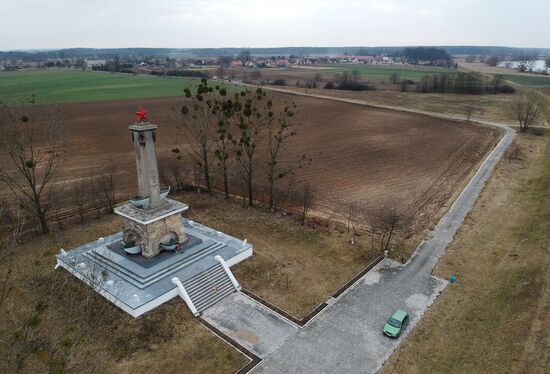 Памятники советским солдатам в Польше