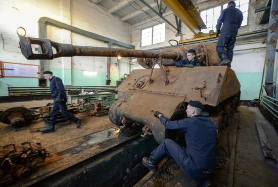 Реконструкция американского танка Sherman в Ленинградской области