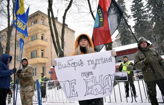 На Украине россиян не пускают на избирательные участки
