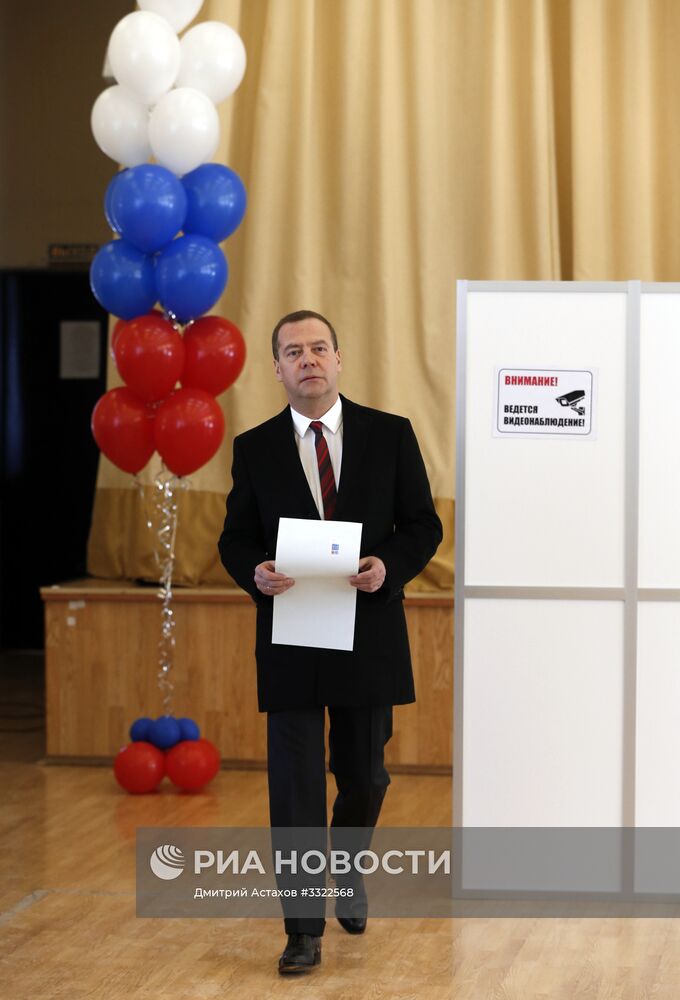 Премьер-министр РФ Д. Медведев принял участие в голосовании на выборах президента РФ