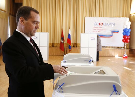 Премьер-министр РФ Д. Медведев принял участие в голосовании на выборах президента РФ