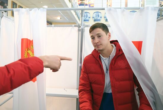 Голосование футболистов сборной России на выборах президента РФ