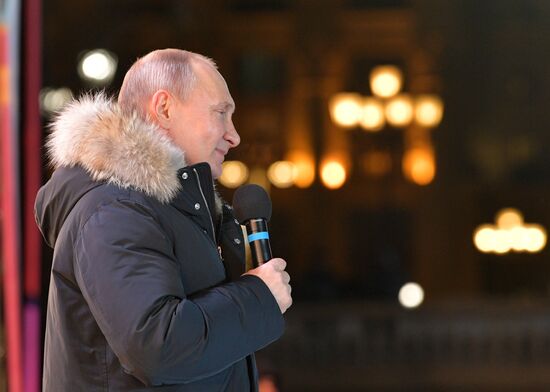 Президент РФ В. Путин посетил митинг-концерт в Москве, посвященный годовщине воссоединения Крыма с Россией