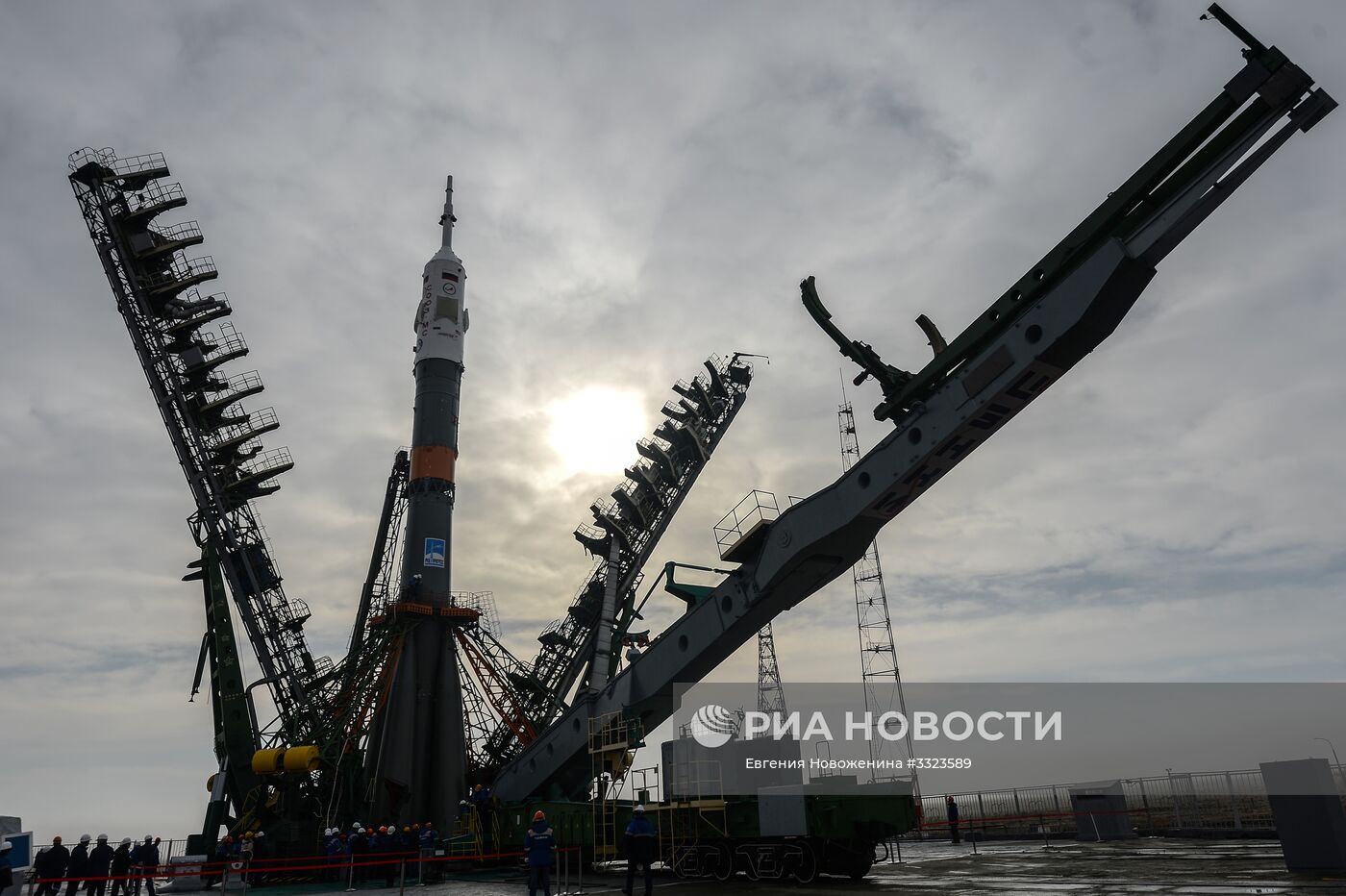 Вывоз РН "Союз-ФГ" с ТПК "Союз МС-08" на стартовую площадку