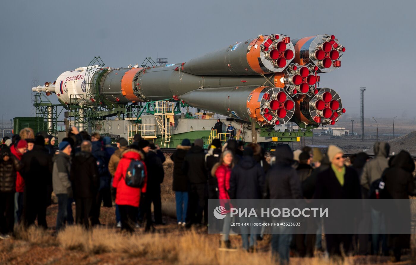 Вывоз РН "Союз-ФГ" с ТПК "Союз МС-08" на стартовую площадку