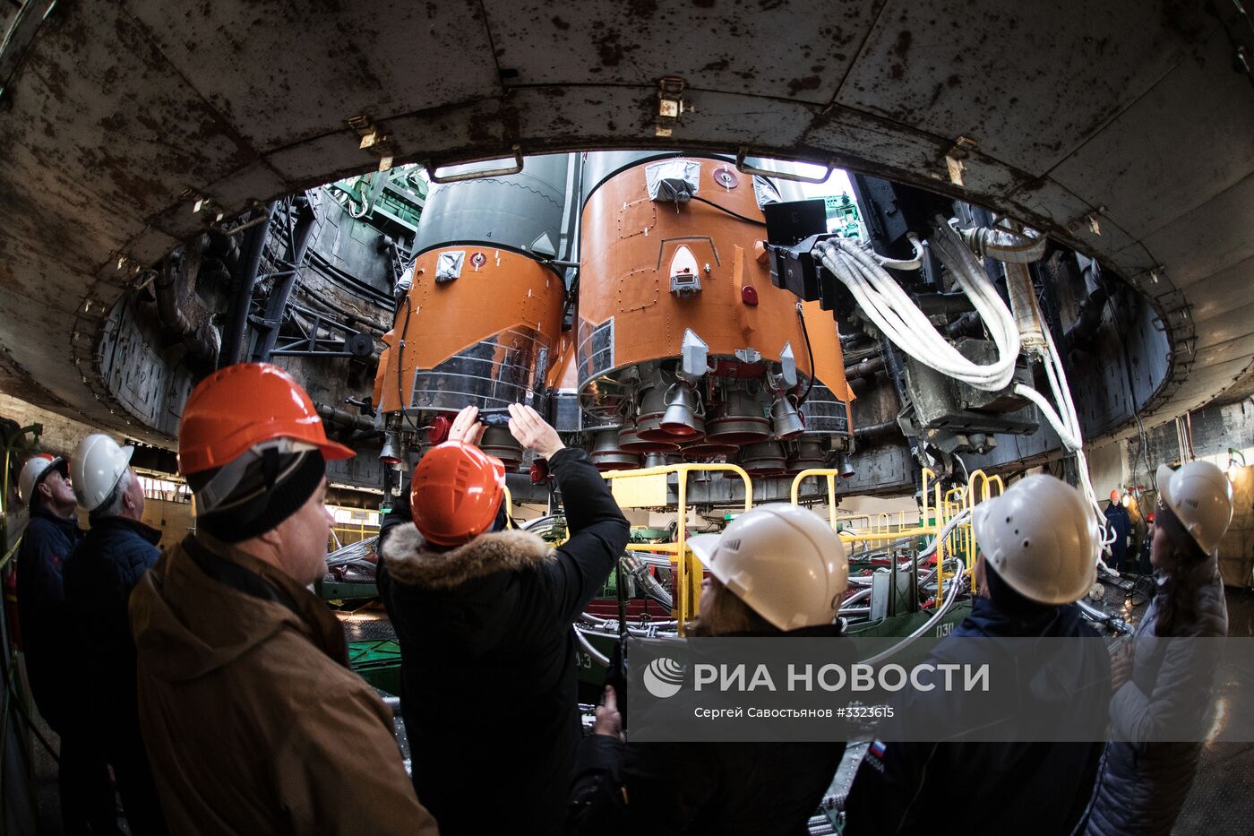 Вывоз РН "Союз-ФГ" с ТПК "Союз МС-08" на стартовую площадку