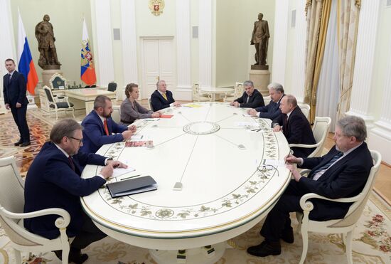 Президент РФ В. Путин встретился с кандидатами на должность президента РФ