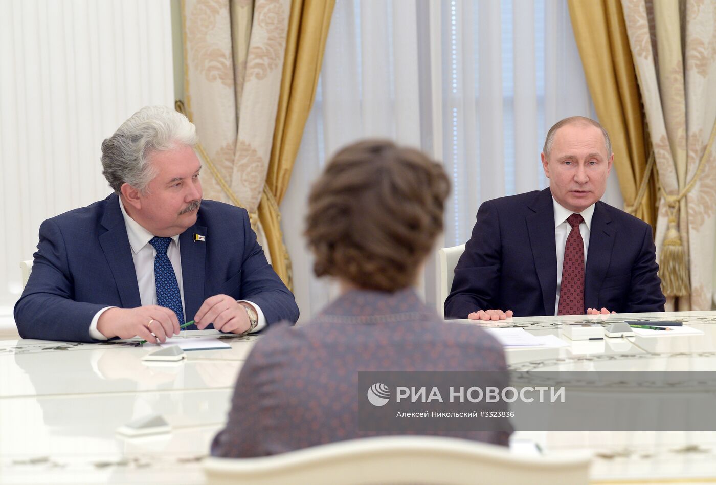 Президент РФ В. Путин встретился с кандидатами на должность президента РФ
