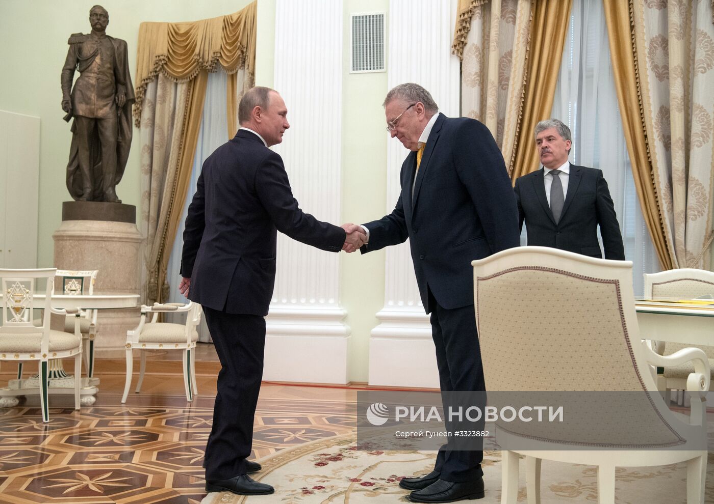 Президент РФ В. Путин встретился с кандидатами на должность президента РФ