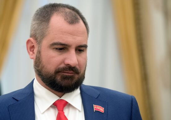 Президент РФ В. Путин встретился с кандидатами на должность президента РФ