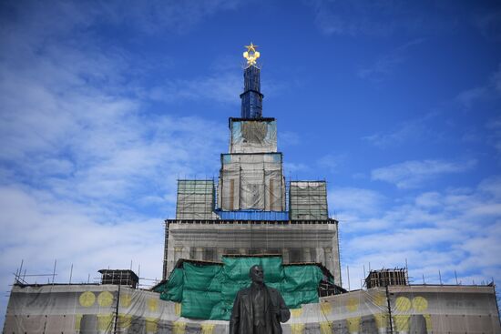 Золотую звезду отреставрировали на Центральном павильоне ВДНХ