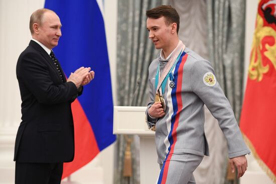 Президент РФ В. Путин встретился с российскими спортсменами – победителями и призёрами XII Паралимпийских зимних игр