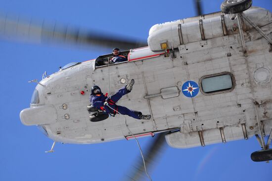 Учения по парашютно-десантной подготовке спасателей МЧС в Хабаровском крае 