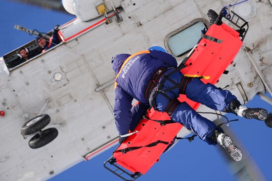 Учения по парашютно-десантной подготовке спасателей МЧС в Хабаровском крае 