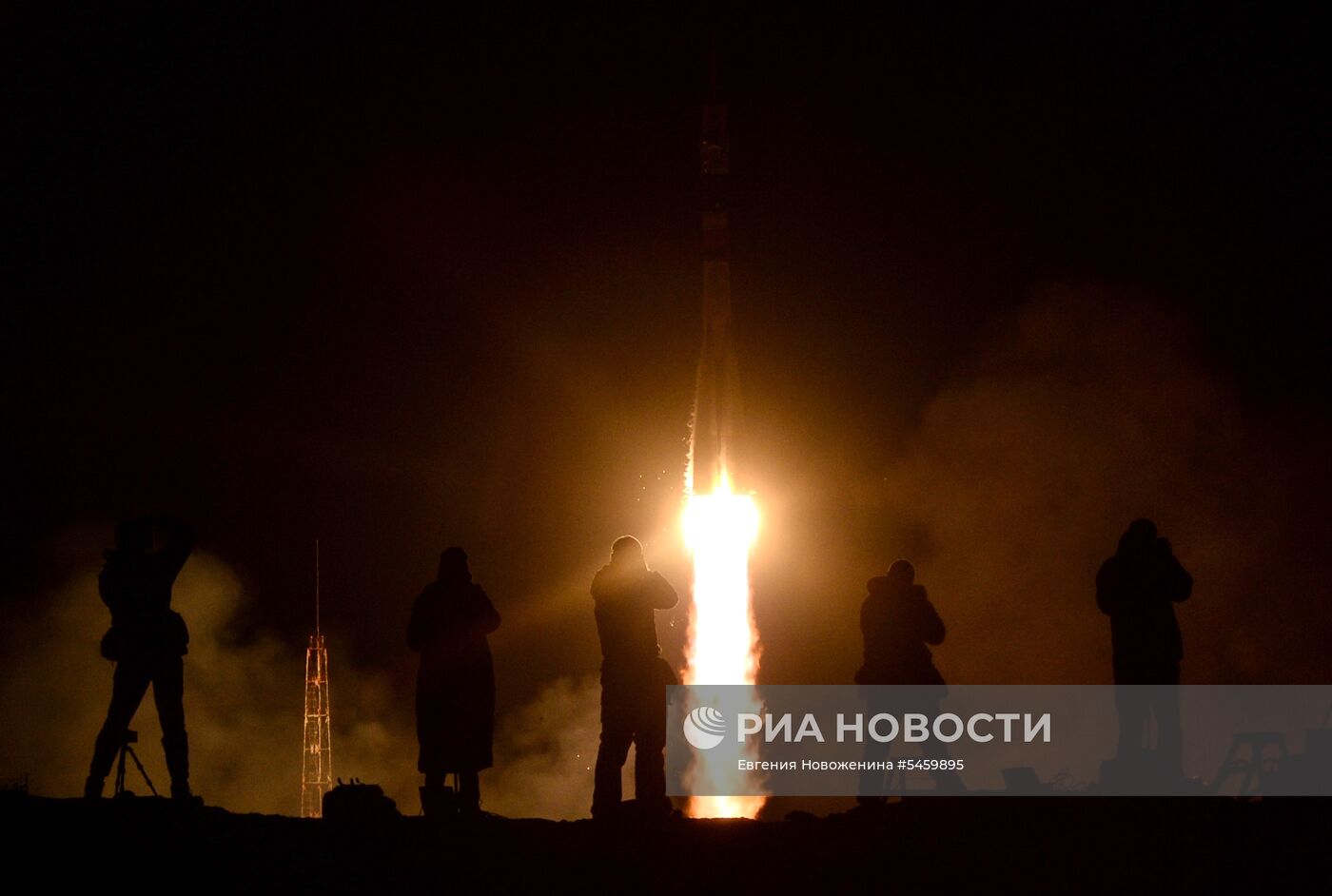 Запуск ракеты-носителя "Союз-ФГ" с кораблем "Союз МС-08" на космодроме Байконур