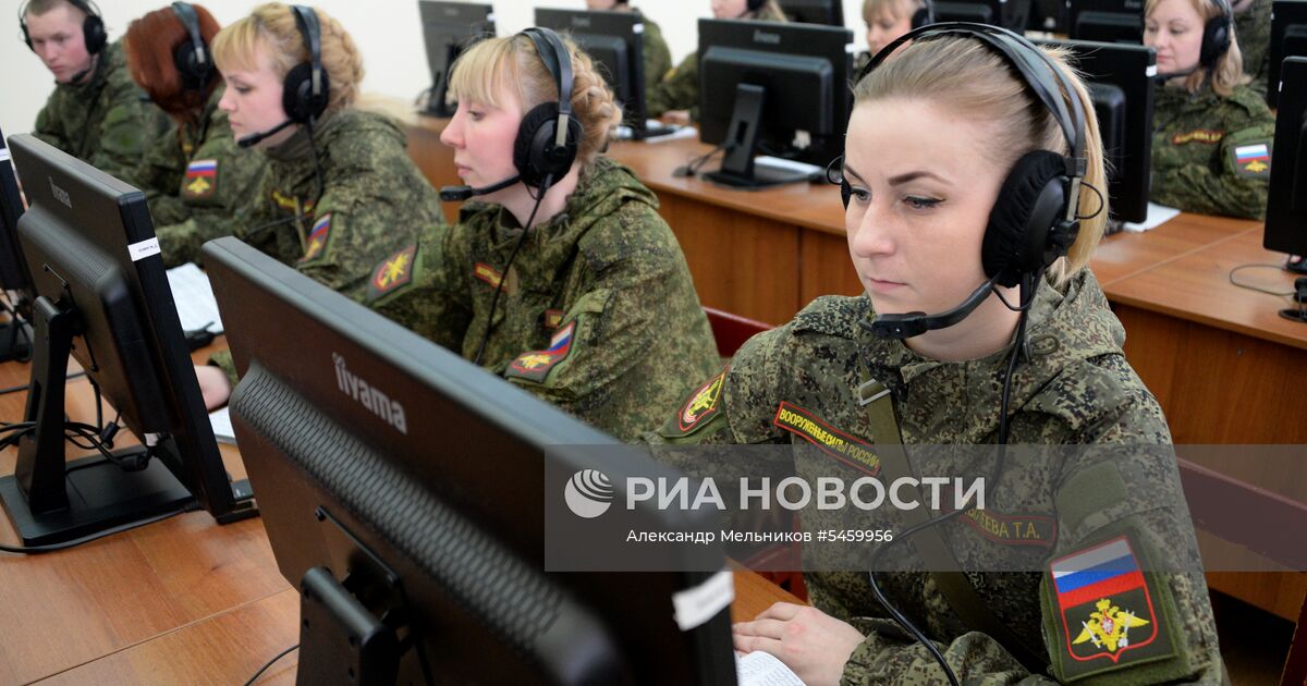 Связи современной. Военный оператор. Военный интернет. Военный за компом. Военный центр связи.