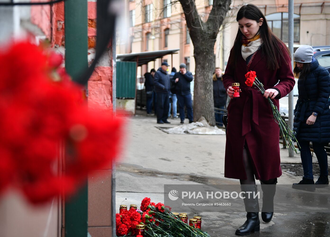 Цветы в память о погибших в ТЦ «Зимняя вишня»