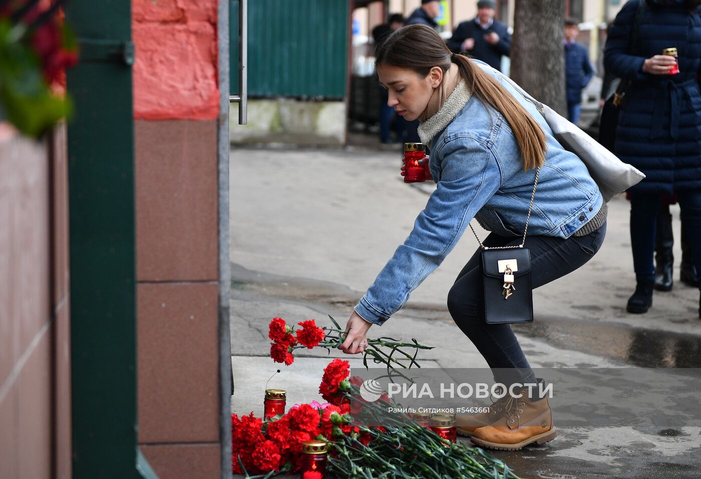 Цветы в память о погибших в ТЦ «Зимняя вишня»